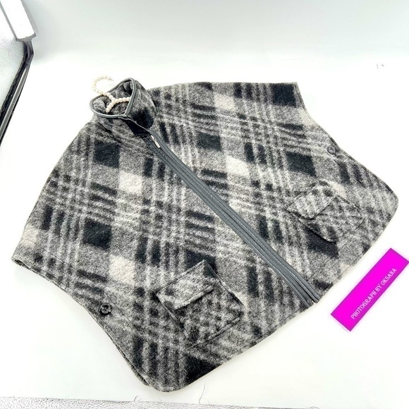 Revue
Gray New Blurred Wool Blend Plaid Poncho/Cape size S - Picture 8 of 10